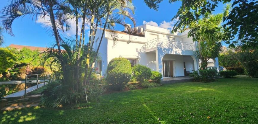 À louer une villa de standing T6 avec piscine située dans un quartier résidentiel très prisé à Ambohibao