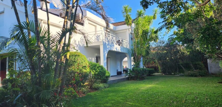 À louer une villa de standing T6 avec piscine située dans un quartier résidentiel très prisé à Ambohibao