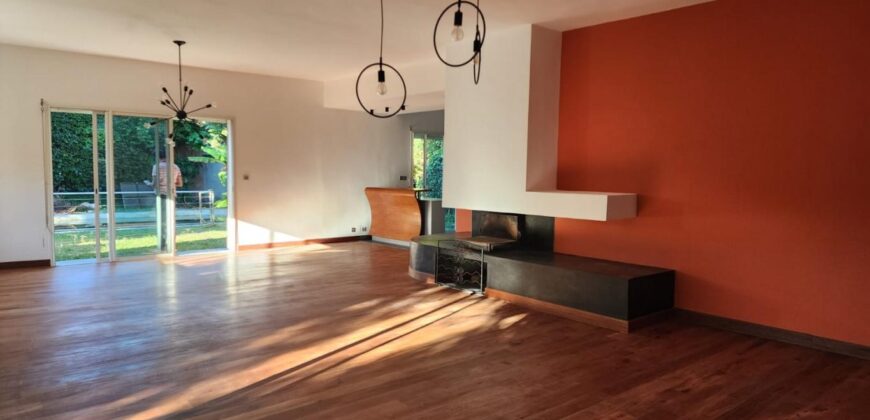 À louer une villa de standing T6 avec piscine située dans un quartier résidentiel très prisé à Ambohibao