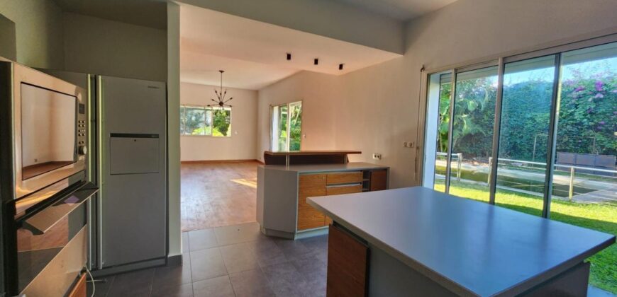 À louer une villa de standing T6 avec piscine située dans un quartier résidentiel très prisé à Ambohibao