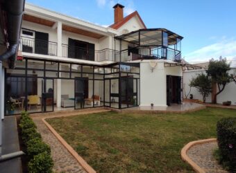 À louer une grande villa T6 située dans un quartier résidentiel calme à Ambatobe