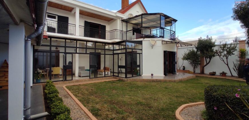 À louer une grande villa T6 située dans un quartier résidentiel calme à Ambatobe