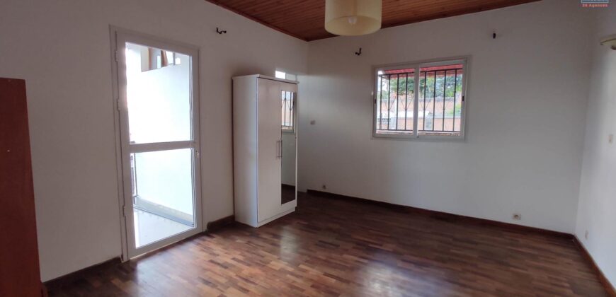 À louer une grande villa T6 située dans un quartier résidentiel calme à Ambatobe