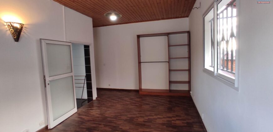 À louer une grande villa T6 située dans un quartier résidentiel calme à Ambatobe