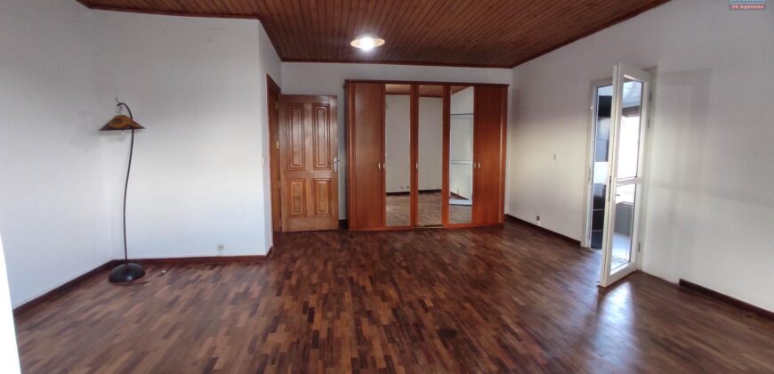 À louer une grande villa T6 située dans un quartier résidentiel calme à Ambatobe