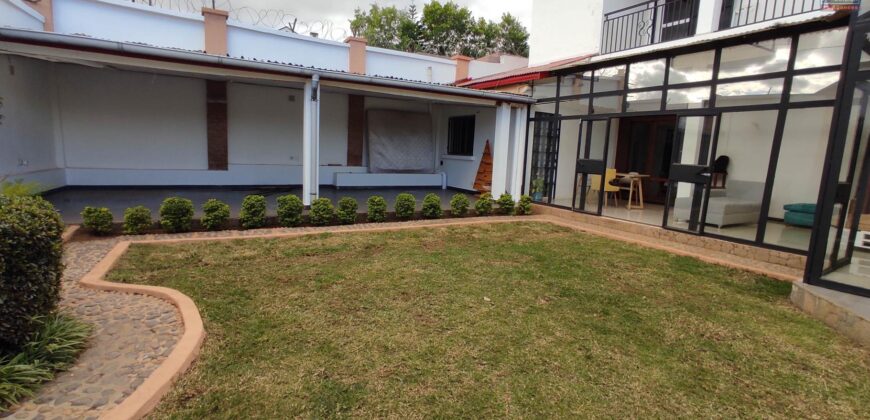À louer une grande villa T6 située dans un quartier résidentiel calme à Ambatobe