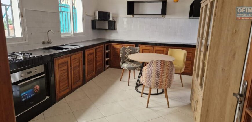 À louer une grande villa T6 située dans un quartier résidentiel calme à Ambatobe
