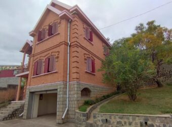 Location d’une villa style traditionnel de type F5 située à Andranomena- Ambohibao