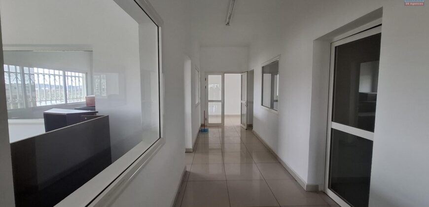À louer deux bureaux spacieux situés à Ambolokandrina