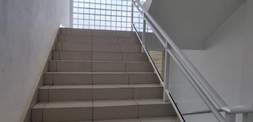 À louer deux bureaux spacieux situés à Ambolokandrina