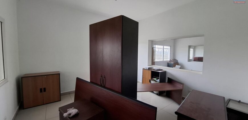 À louer deux bureaux spacieux situés à Ambolokandrina