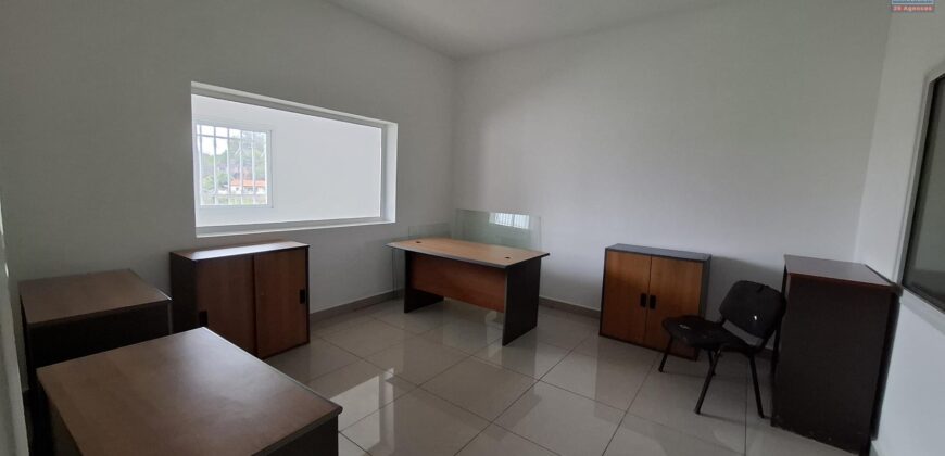 À louer deux bureaux spacieux situés à Ambolokandrina
