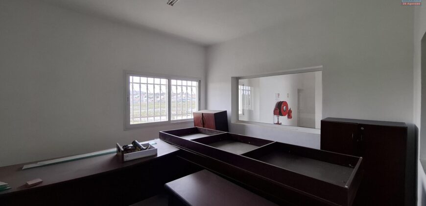 À louer deux bureaux spacieux situés à Ambolokandrina