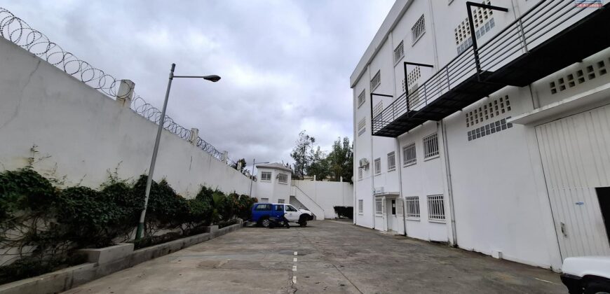 À louer deux bureaux spacieux situés à Ambolokandrina