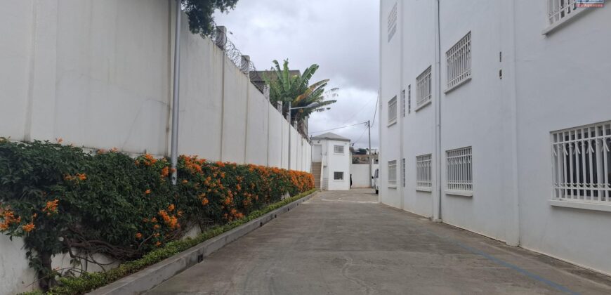 À louer deux bureaux spacieux situés à Ambolokandrina
