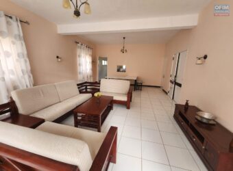 À louer appartement meublé de type F4 situé dans une résidence sécurisée à Mandrosoa Ivato