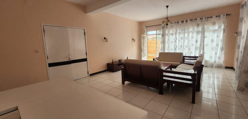 À louer appartement meublé de type F4 situé dans une résidence sécurisée à Mandrosoa Ivato
