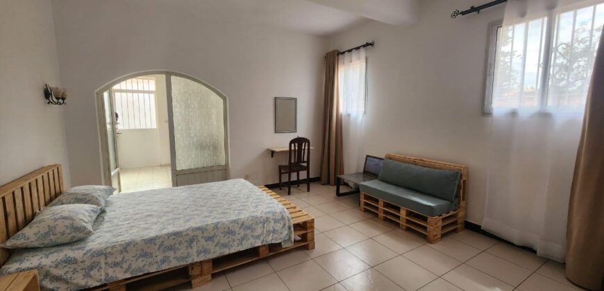 À louer appartement meublé de type F4 situé dans une résidence sécurisée à Mandrosoa Ivato