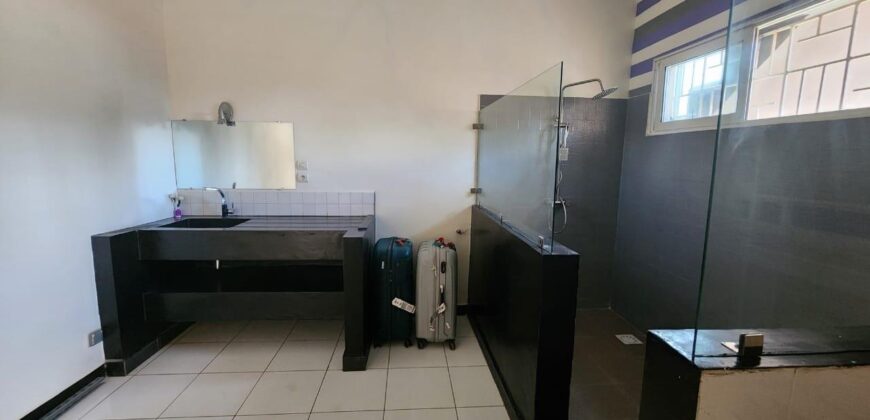 À louer appartement meublé de type F4 situé dans une résidence sécurisée à Mandrosoa Ivato