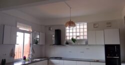 Location d’un appartement T3 meublé situé dans un quartier calme et sécurisé à Ambatobe