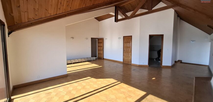 Location d’un spacieux appartement T3 offrant une vue imprenable situé sur La Haute Ville