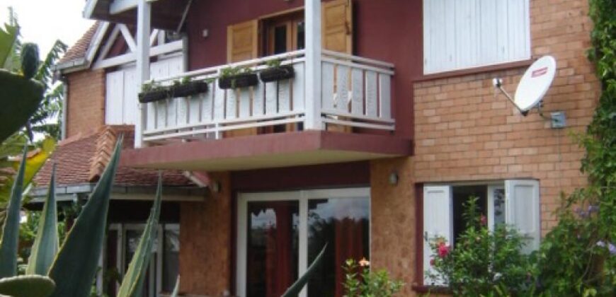 À louer une charmante villa T4 sur un terrain 1000m2 située dans un quartier calme à Ankerana
