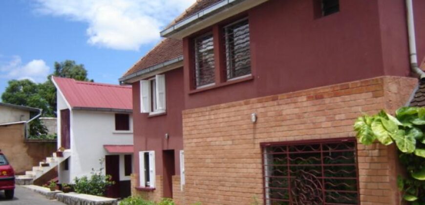 À louer une charmante villa T4 sur un terrain 1000m2 située dans un quartier calme à Ankerana
