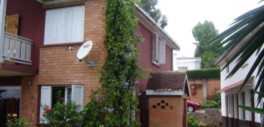 À louer une charmante villa T4 sur un terrain 1000m2 située dans un quartier calme à Ankerana