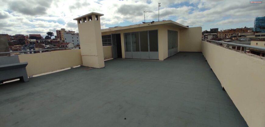 Location d’un appartement en duplex T4 situé en plein centre-ville de Behoririka