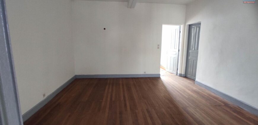 Location d’un appartement en duplex T4 situé en plein centre-ville de Behoririka