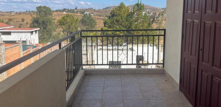 En vente villa T6 sur un terrain de 800 m2 située Andranovelona Ilafy