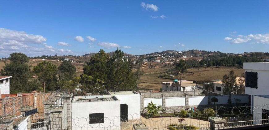 En vente villa T6 sur un terrain de 800 m2 située Andranovelona Ilafy