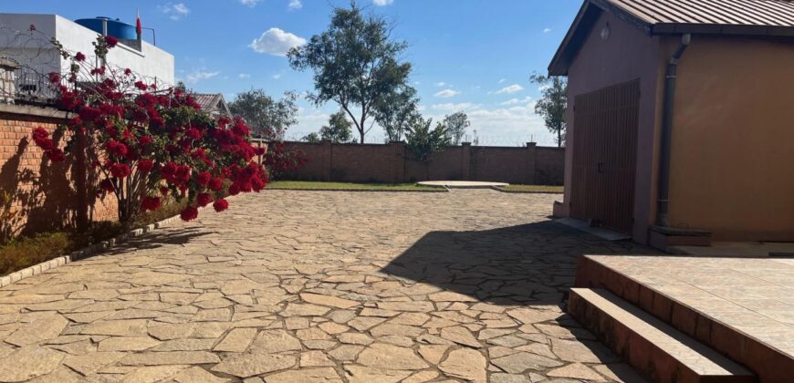 En vente villa T6 sur un terrain de 800 m2 située Andranovelona Ilafy