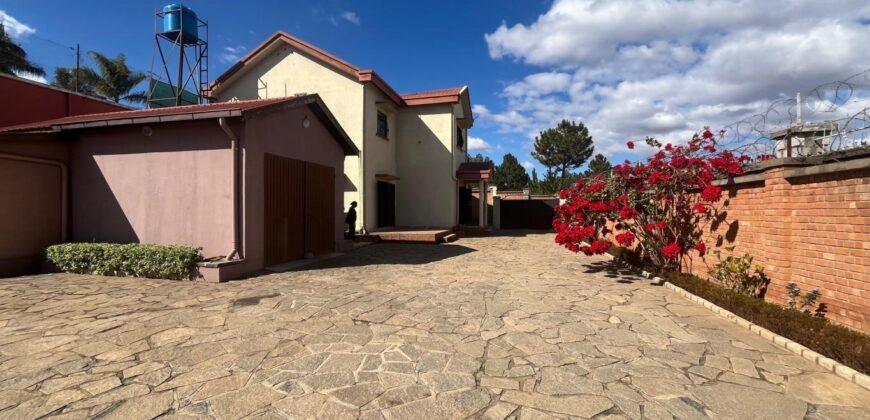 En vente villa T6 sur un terrain de 800 m2 située Andranovelona Ilafy