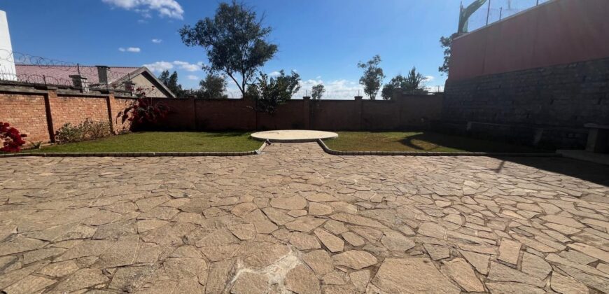 En vente villa T6 sur un terrain de 800 m2 située Andranovelona Ilafy