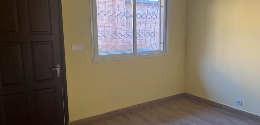En vente villa T6 sur un terrain de 800 m2 située Andranovelona Ilafy