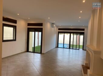 Location belle villa T6 avec piscine située dans un quartier calme proche du lycée français sur Ambatobe