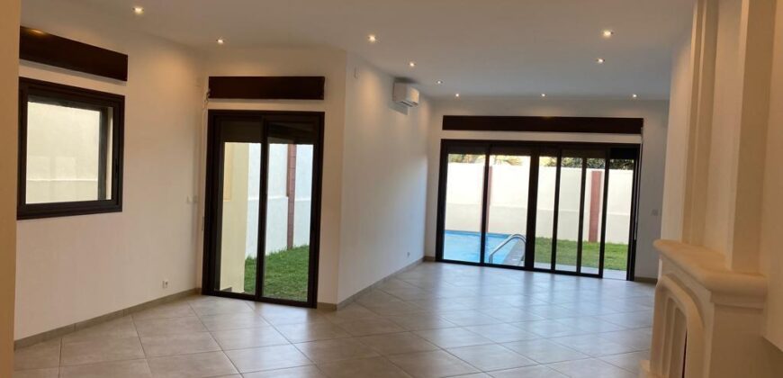 Location belle villa T6 avec piscine située dans un quartier calme proche du lycée français sur Ambatobe