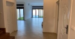 Location belle villa T6 avec piscine située dans un quartier calme proche du lycée français sur Ambatobe