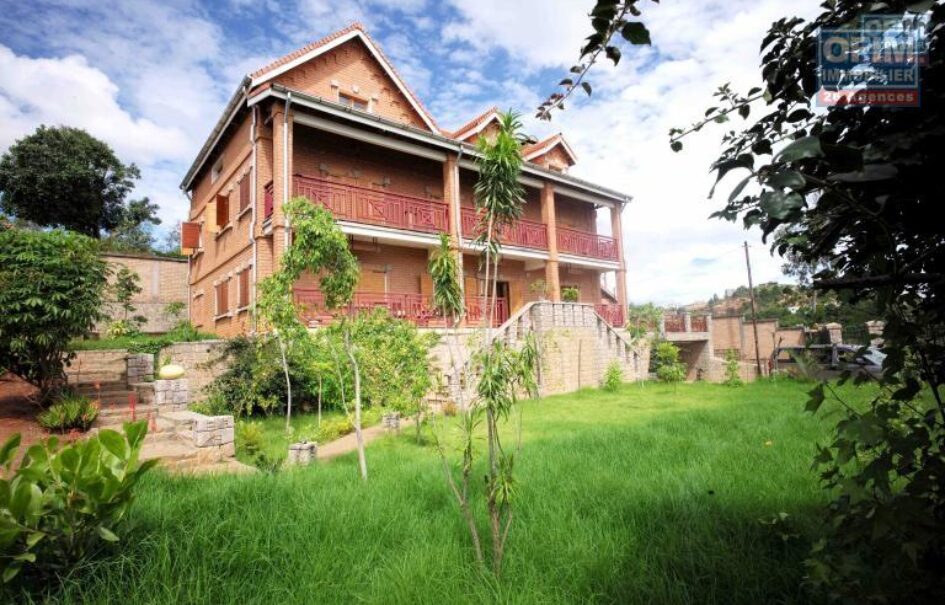 À vendre une superbe villa T7 en R+2 sur 1300 m2 de terrain à Ilafy