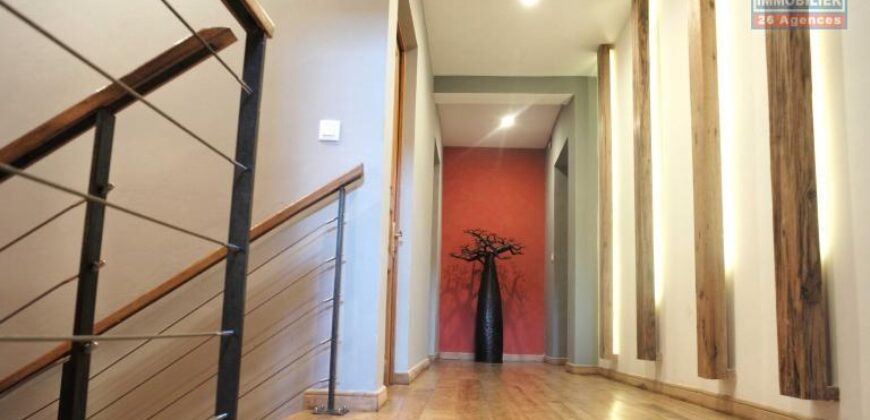 À vendre une superbe villa T7 en R+2 sur 2000 m2 de terrain à Ilafy