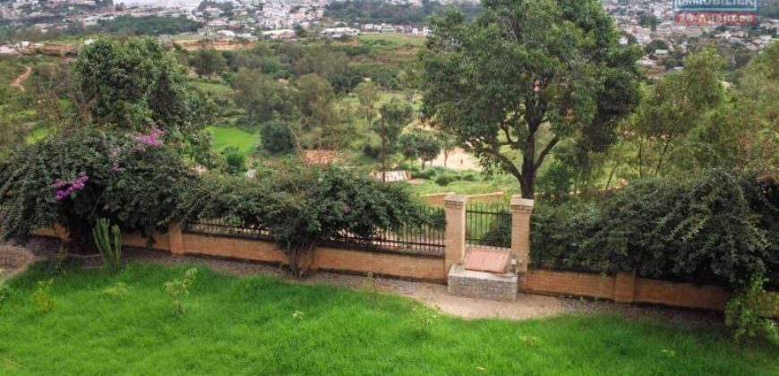 À vendre une superbe villa T7 en R+2 sur 2000 m2 de terrain à Ilafy