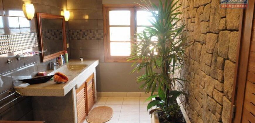 À vendre une superbe villa T7 en R+2 sur 2000 m2 de terrain à Ilafy