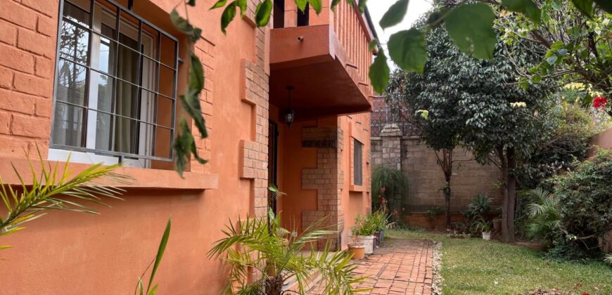 À louer une grande villa T5 meublée située dans un quartier résidentiel calme à Ambatobe