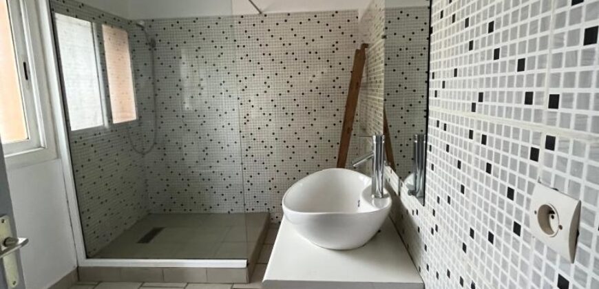 À louer une grande villa T5 meublée située dans un quartier résidentiel calme à Ambatobe