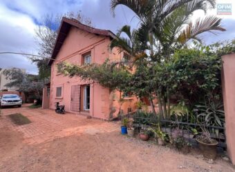 À louer une grande villa T5 meublée située dans un quartier résidentiel calme à Ambatobe