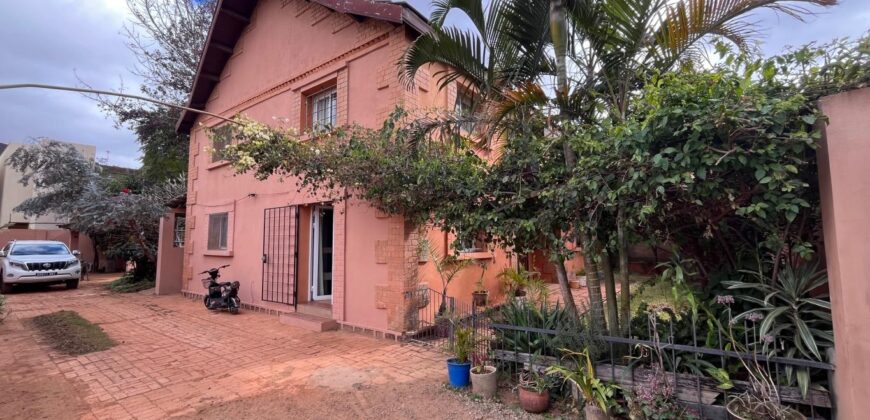 À louer une grande villa T5 meublée située dans un quartier résidentiel calme à Ambatobe