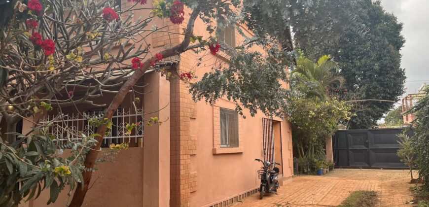 À louer une grande villa T5 meublée située dans un quartier résidentiel calme à Ambatobe