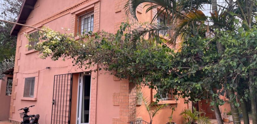 À louer une grande villa T5 meublée située dans un quartier résidentiel calme à Ambatobe