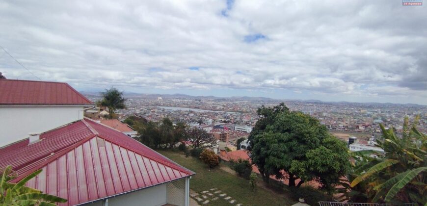 À vendre une charmante villa T5 sur un terrain de 1000 m2 avec une vue imprenable située à Fort Votron